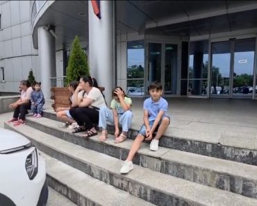 Strigăt de disperare la ușa primarului Polițeanu! O familie cu 9 copii, evacuată din casă, umilită și plimbată pe la ghișeele Primăriei Ploiești. „Primarul nu vrea să ne primească în audiență. Suntem la zi cu plata chiriei!”