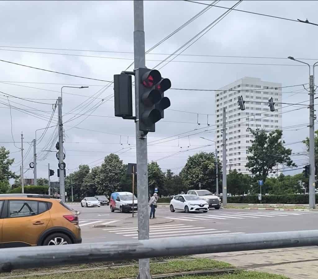 „Cineva a răsucit semaforul pentru stânga de la Kaufland Vest. Sau s-a răsucit stâlpul. Autoritațile, ca de obicei, zero barat!”