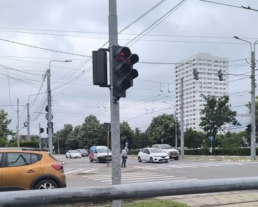 „Cineva a răsucit semaforul pentru stânga de la Kaufland Vest. Sau s-a răsucit stâlpul. Autoritațile, ca de obicei, zero barat!”