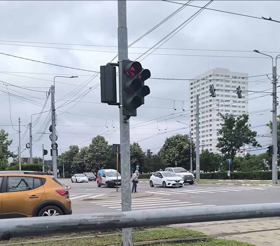 „Cineva a răsucit semaforul pentru stânga de la Kaufland Vest. Sau s-a răsucit stâlpul. Autoritațile, ca de obicei, zero barat!”