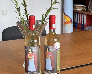 „Vinul Prințesei Maria de Balsa” pleacă spre Italia. Un produs din Dealul Mare va însoți tabloul dedicat fiicei lui Vlad Țepeș