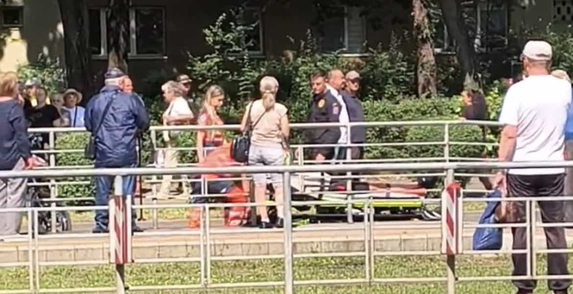 Accident în Ploiești, pe Șoseaua Vestului. O femeie a fost lovită pe trecere de un biciclist. Trafic paralizat, circulația tramvaielor este blocată!