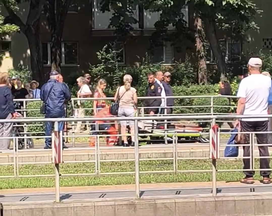 Accident în Ploiești, pe Șoseaua Vestului. O femeie a fost lovită pe trecere de un biciclist. Trafic paralizat, circulația tramvaielor este blocată! Accident în Ploiești, pe Șoseaua Vestului. O femeie a fost lovită pe trecere de un biciclist. Trafic paralizat, circulația tramvaielor este blocată!