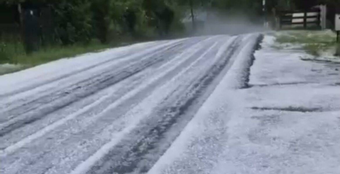 Vremea a luat-o razna! Orașul Slănic, acoperit de grindină!