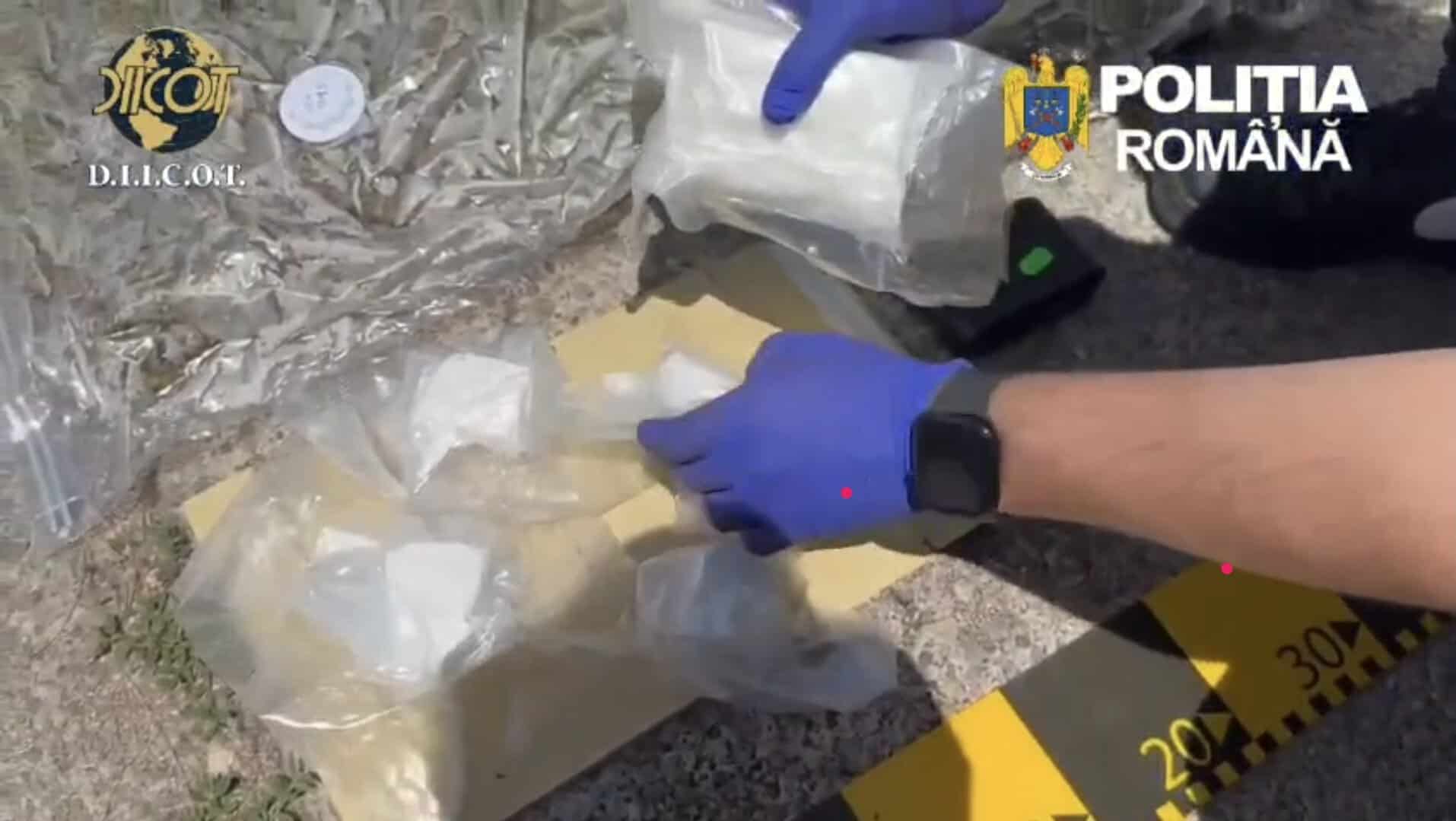DIICOT Ploiești a făcut o captură-record: 31 de kg de cannabis și 500 g cocaină, aduse din Spania, descoperite în bagajele unui bărbat DIICOT Ploiești a făcut o captură-record: 31 de kg de cannabis și 500 g cocaină, aduse din Spania, descoperite în bagajele unui bărbat