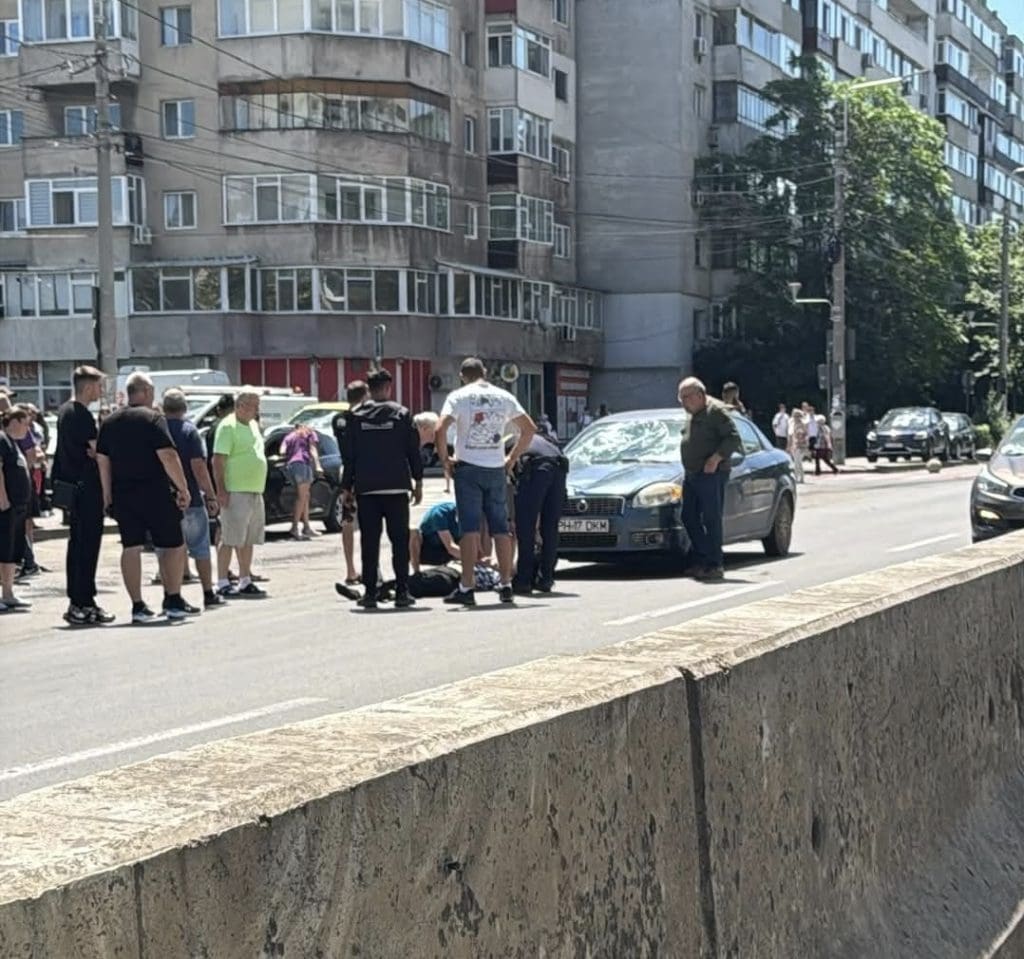 Accident grav în Bariera București. O femeie a fost spulberată de mașină pe trecerea pentru pietoni