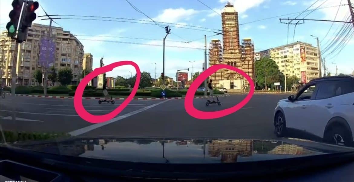 Inconștiență maximă! Trotinetiști mascați, filmați în timp ce trec pe roșu și fac „scheme” pe o singură roată în trafic