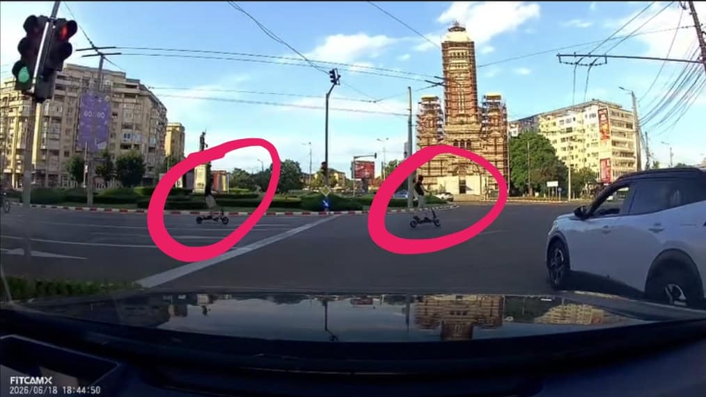 Inconștiență maximă! Trotinetiști mascați, filmați în timp ce trec pe roșu și fac „scheme” pe o singură roată în trafic