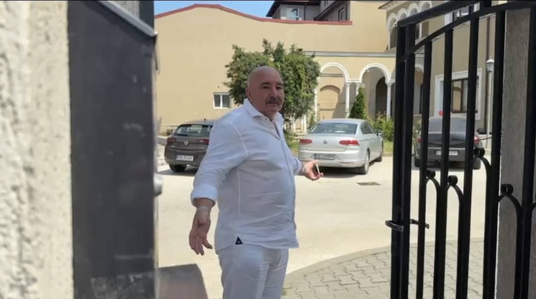 VIDEO/ Nuțu Cămătaru, audiat la Parchetul de pe lângă Judecătoria Ploiești. Este acuzat că ar deține ilegal animale sălbatice