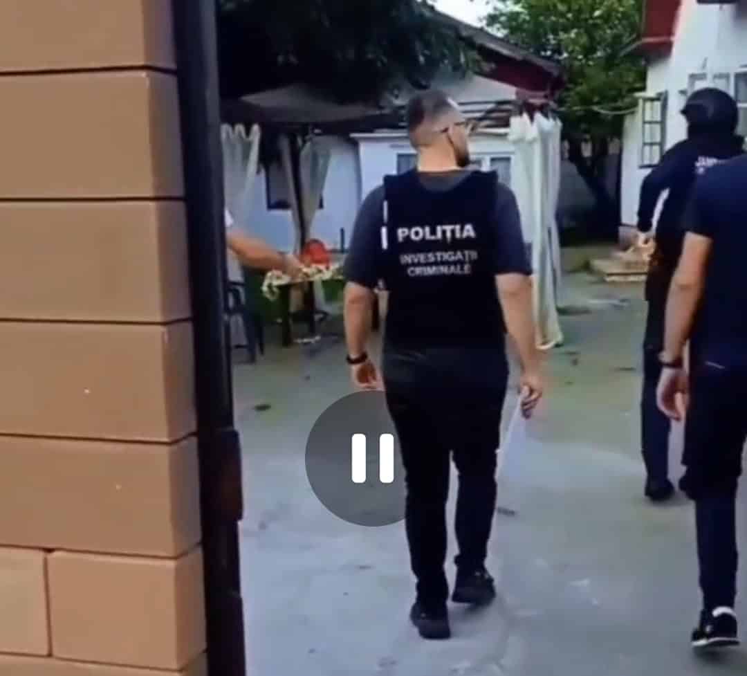 Percheziții în Urlați la „țepari” care comandau produse de pe platformele de vânzări și nu le mai achitau!