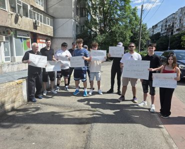VIDEO: PROTEST la trecerea de pietoni din Ploiești unde a murit o femeie. Stop accidentelor! Vrem promisiuni onorate!