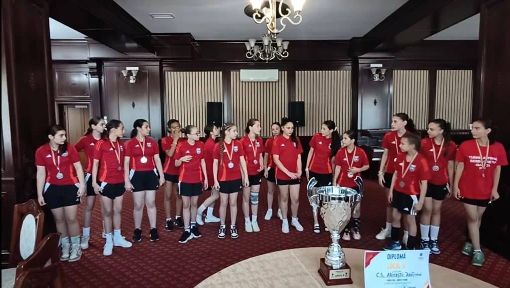 George Orbu, primar Ariceștii Rahtivani: Succes extraordinar al fetelor noastre la handbal feminin categoria J4 – LOCUL DOI pe țară – Vicecampioane naționale – MEDALIE DE ARGINT la campionatul național desfășurat în Galați!