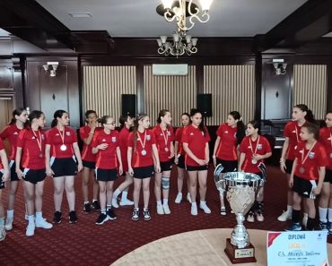 George Orbu, primar Ariceștii Rahtivani: Succes extraordinar al fetelor noastre la handbal feminin categoria J4 – LOCUL DOI pe țară – Vicecampioane naționale – MEDALIE DE ARGINT la campionatul național desfășurat în Galați! George Orbu, primar Ariceștii Rahtivani: Succes extraordinar al fetelor noastre la handbal feminin categoria J4 – LOCUL DOI pe țară – Vicecampioane naționale – MEDALIE DE ARGINT la campionatul național desfășurat în Galați!