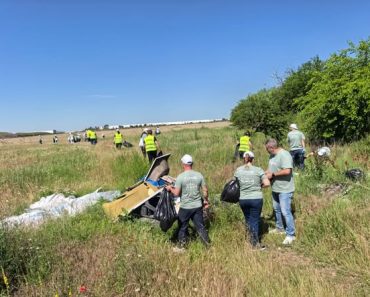Astăzi, reprezentanții Primăriei Comunei Ariceștii Rahtivani, împreună cu voluntari din cadrul societății Coficab Ploiești S.R.L., au desfășurat o acțiune de salubrizare într-o zonă afectată de depozitarea necontrolată a deșeurilor din satul Buda Astăzi, reprezentanții Primăriei Comunei Ariceștii Rahtivani, împreună cu voluntari din cadrul societății Coficab Ploiești S.R.L., au desfășurat o acțiune de salubrizare într-o zonă afectată de depozitarea necontrolată a deșeurilor din satul Buda