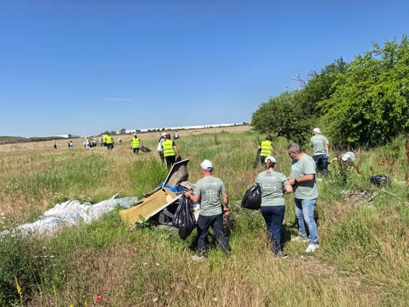 Astăzi, reprezentanții Primăriei Comunei Ariceștii Rahtivani, împreună cu voluntari din cadrul societății Coficab Ploiești S.R.L., au desfășurat o acțiune de salubrizare într-o zonă afectată de depozitarea necontrolată a deșeurilor din satul Buda