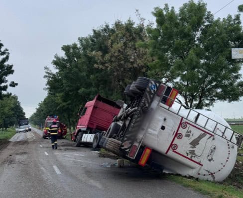 O cisternă încărcată cu ciment s-a răsturnat în Băcoi