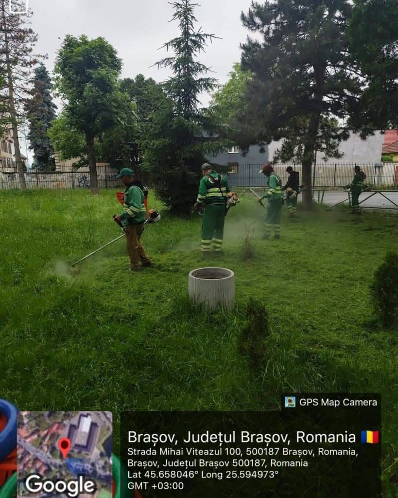 Comprest: În ciuda condițiilor meteorologice nefavorabile, echipajele responsabile cu activitățile de cosit continuă intervențiile în întregul Muncipiu, la solicitarea autorității