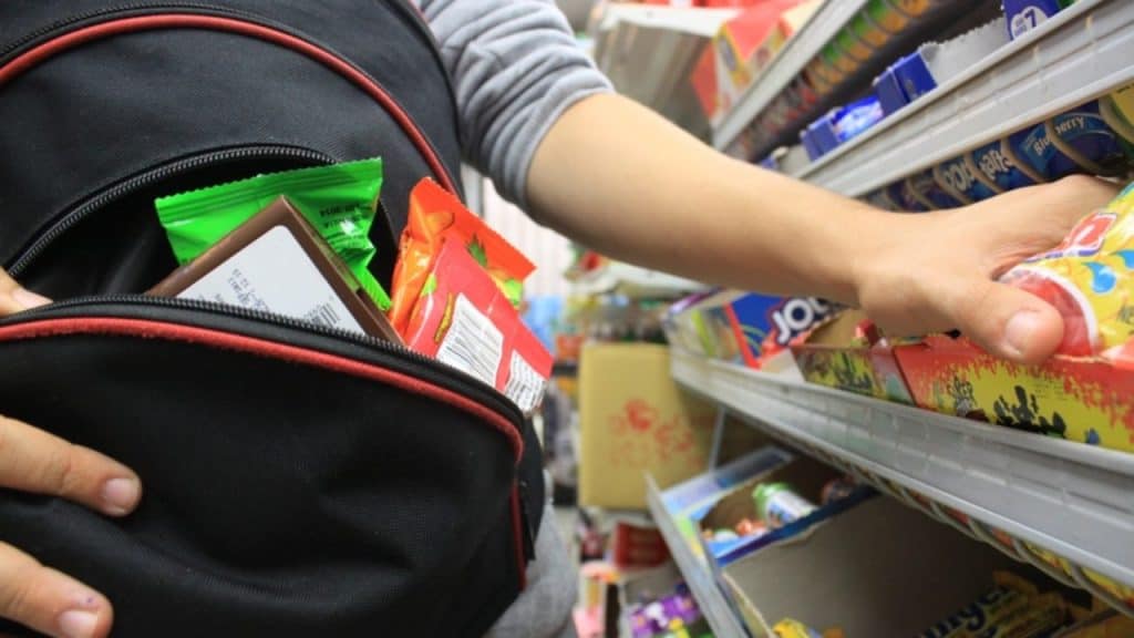Prins la furat într-un supermarket din Ploiești! Un bărbat din Ilfov „a uitat” să plătească produse în valoare de 3000 lei