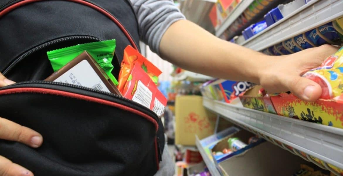 Prins la furat într-un supermarket din Ploiești! Un bărbat din Ilfov „a uitat” să plătească produse în valoare de 3000 lei