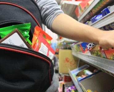 Prins la furat într-un supermarket din Ploiești! Un bărbat din Ilfov „a uitat” să plătească produse în valoare de 3000 lei