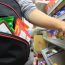 Prins la furat într-un supermarket din Ploiești! Un bărbat din Ilfov „a uitat” să plătească produse în valoare de 3000 lei
