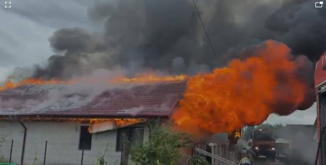 VIDEO: Incendiu violent la Săhăteni. Două locuințe în flăcări!