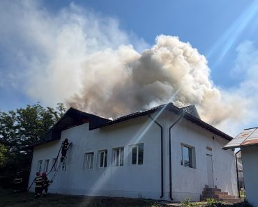 A luat foc o grădiniță din Prahova. 29 de copii și două educatoare erau în sălile de clasă A luat foc o grădiniță din Prahova. 29 de copii și două educatoare erau în sălile de clasă