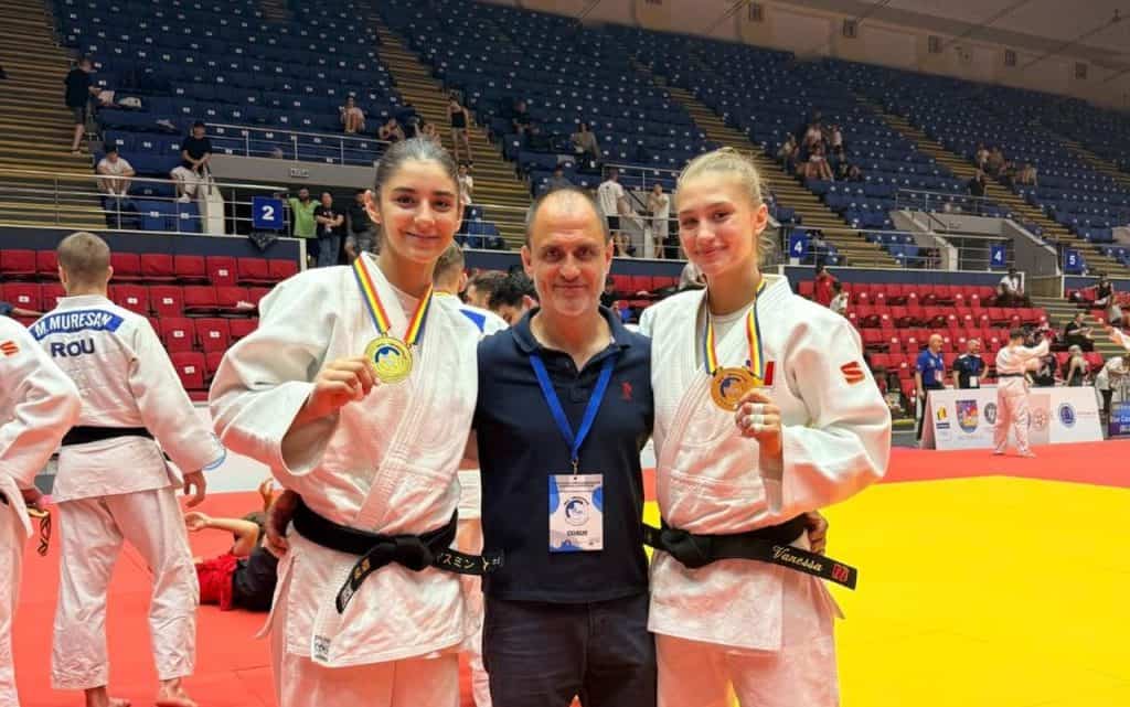 Pe tatami nimic nu-i de pomană! Vanessa și Yasmine au devenit campioane balcanice!