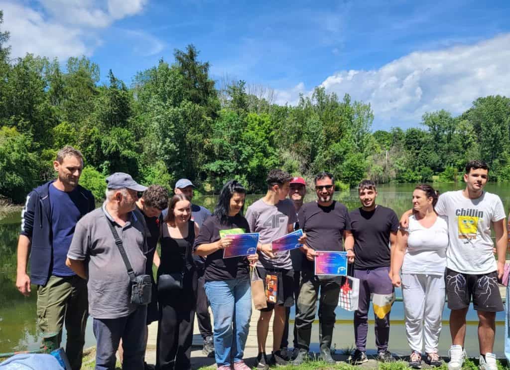 La pescuit, pe lacul din Parcul Memorial „Constantin Stere”, într-o frumoasă zi de vara