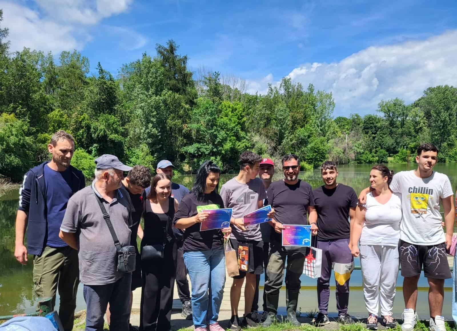 La pescuit, pe lacul din Parcul Memorial „Constantin Stere”, într-o frumoasă zi de vara