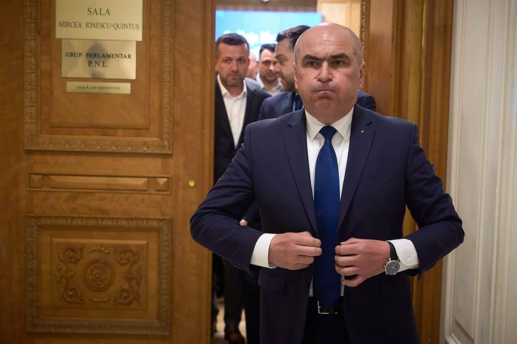 Cel mai violent atac la adresa lui Ilie Bolojan vine chiar din PNL, în timpul congresului: „Un farseur nepriceput, agresiv și încăpățânat. Omoară partidul”. Ceai, cremă de gălbenele și trimiteri la LGBT
