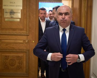 Cel mai violent atac la adresa lui Ilie Bolojan vine chiar din PNL, în timpul congresului: „Un farseur nepriceput, agresiv și încăpățânat. Omoară partidul”. Ceai, cremă de gălbenele și trimiteri la LGBT Cel mai violent atac la adresa lui Ilie Bolojan vine chiar din PNL, în timpul congresului: „Un farseur nepriceput, agresiv și încăpățânat. Omoară partidul”. Ceai, cremă de gălbenele și trimiteri la LGBT