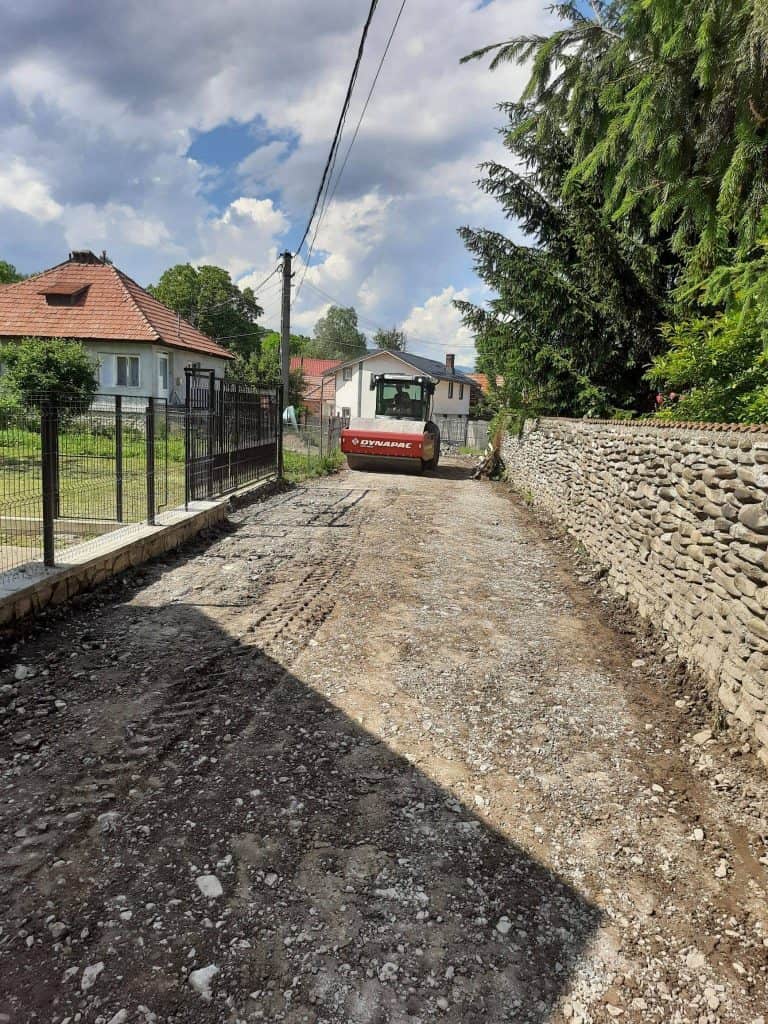 Primăria Valea Doftanei: Refaceri de strazi pietruite, desfundări și montari de noi tuburi pentru apa pluvială