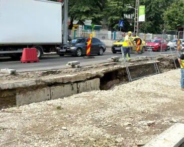 ALERTĂ în București! O bucată de carosabil s-a surpat pe Bulevardul Basarabia după furtunile violente. Trafic restricționat și risc de prăbușire