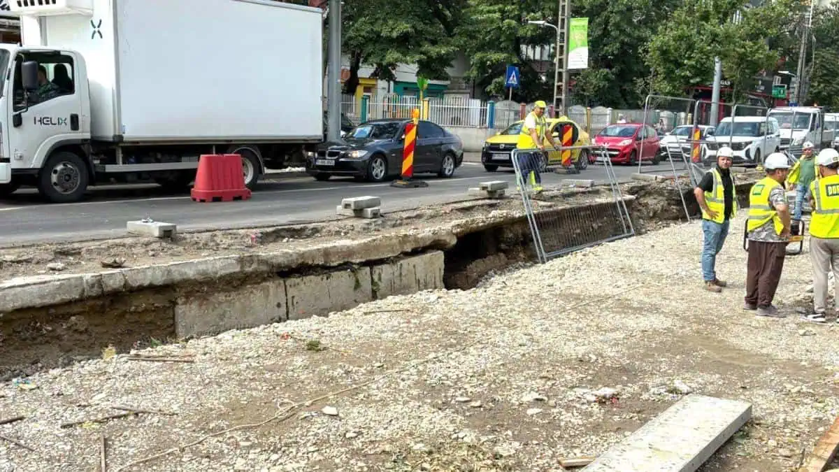 ALERTĂ în București! O bucată de carosabil s-a surpat pe Bulevardul Basarabia după furtunile violente. Trafic restricționat și risc de prăbușire