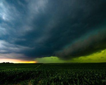 ANM a emis cod roșu de furtuni pentru astăzi. Localitățile vizate de avertizarea meteo imediată