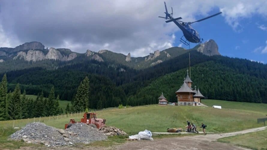 Elicoptere la Mânăstirea Ceahlău. Ce s-a întâmplat la lăcașul de cult din munți