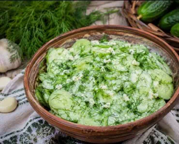 Salată de castraveți cu usturoi și mărar, rețeta perfectă pentru zilele toride. Secretul care o face mai crocantă și mai aromată Salată de castraveți cu usturoi și mărar, rețeta perfectă pentru zilele toride. Secretul care o face mai crocantă și mai aromată