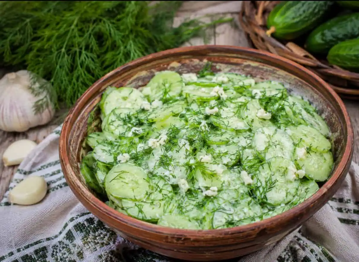 Salată de castraveți cu usturoi și mărar, rețeta perfectă pentru zilele toride. Secretul care o face mai crocantă și mai aromată