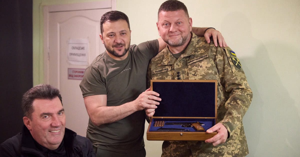 Ce scoruri ar obține Zelenski și Zalujnîi, fostul comandant al armatei, dacă ar fi alegeri prezidențiale în Ucraina (sondaj)