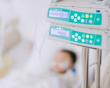 Un băiețel declarat decedat de medici a fost descoperit în viață la morgă. Părinții sunt anchetați