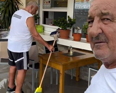 Momente dificile pentru Rică Răducanu. Fostul mare fotbalist a ajuns la spital după ce a căzut pe scări: „Mi-e tare frică, respir greu” Momente dificile pentru Rică Răducanu. Fostul mare fotbalist a ajuns la spital după ce a căzut pe scări: „Mi-e tare frică, respir greu”
