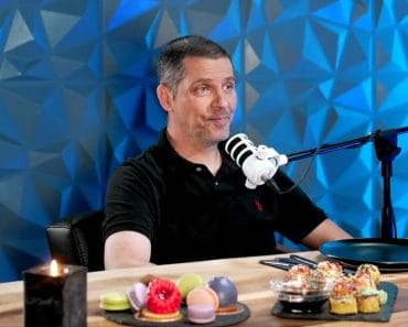 Lucian Viziru, îngropat în datorii după moartea tatălui său. Actorul a plecat în Germania să poată achita tot. „M-am supărat pe el” Lucian Viziru, îngropat în datorii după moartea tatălui său. Actorul a plecat în Germania să poată achita tot. „M-am supărat pe el”
