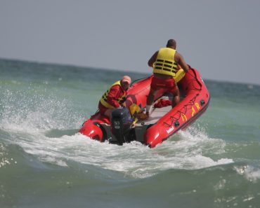 Scene teribile în stațiunea Mamaia: o fetiță de 11 ani a fost scoasă din mare inconștientă. Ce spune un cadru militar care i-a sărit în ajutor