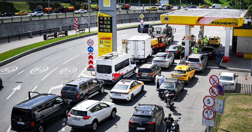 Bătăi la cozile pentru benzină, polițiști în stații peco și prioritate pentru oficialii ruși. Consecințele atacurilor ucrainene