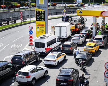 Bătăi la cozile pentru benzină, polițiști în stații peco și prioritate pentru oficialii ruși. Consecințele atacurilor ucrainene