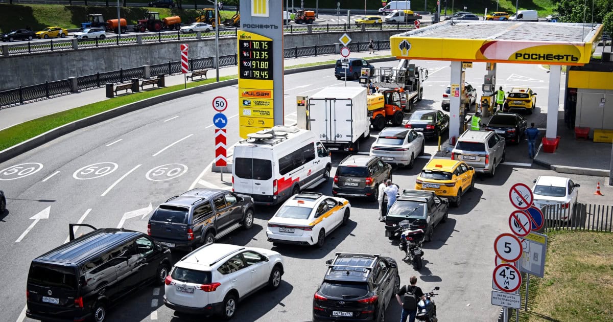 Bătăi la cozile pentru benzină, polițiști în stații peco și prioritate pentru oficialii ruși. Consecințele atacurilor ucrainene