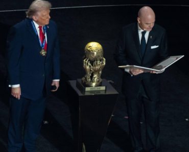 50 de europarlamentari cer o anchetă privind Premiul FIFA pentru Pace acordat de Gianni Infantino lui Donald Trump