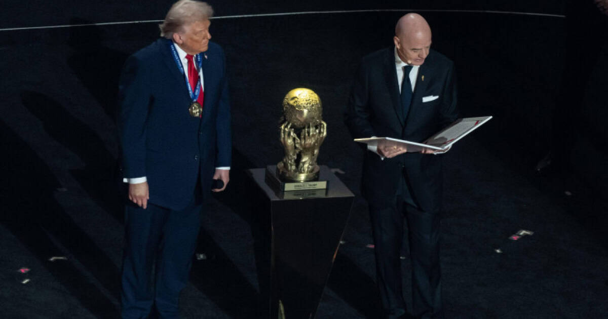 50 de europarlamentari cer o anchetă privind Premiul FIFA pentru Pace acordat de Gianni Infantino lui Donald Trump