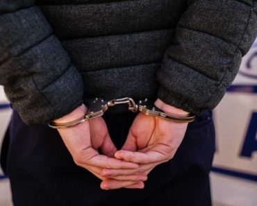 Femeie amenințată cu cuțitul și violată pe o stradă din București. Cum a reușit să scape și să sune la 112 Femeie amenințată cu cuțitul și violată pe o stradă din București. Cum a reușit să scape și să sune la 112